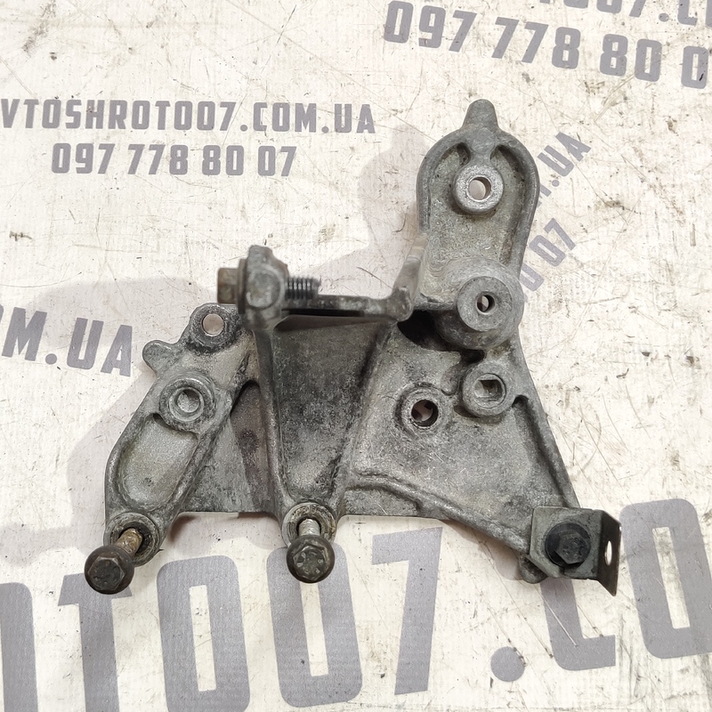 Кронштейн двигуна Volvo V50 (04-12) 2.0 Дизель 9648584680 фото 2
