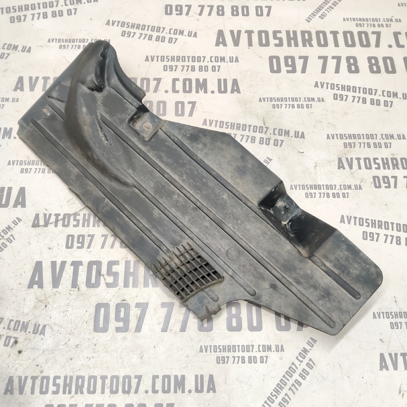 Накладка Volvo V50 04-12 2.0D задня права нижня OEM 30714863