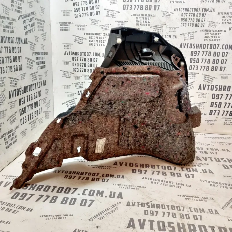 Пластик багажника Toyota Auris 06-12 1.6 лів OEM 6473402040