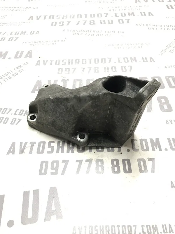 Кронштейн двигуна VW Passat B5+ 00-05 1.9 TDI OEM 8D0199307P