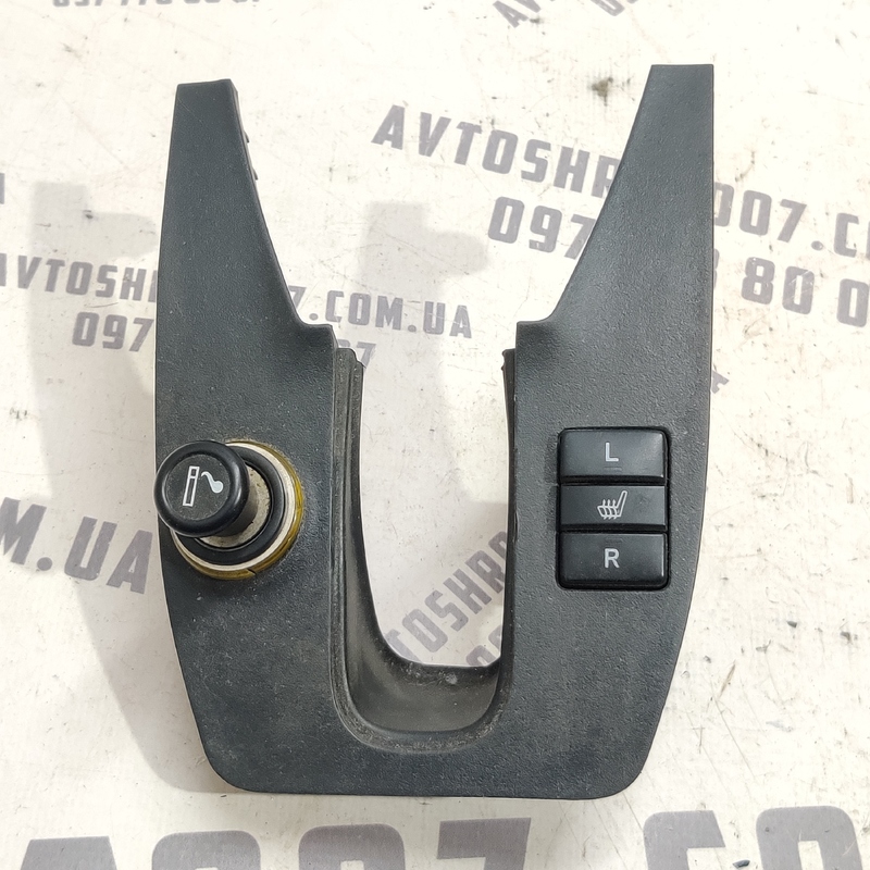 Накладка салону Toyota Auris 06-12 1.6 Бензин OEM 5891702130