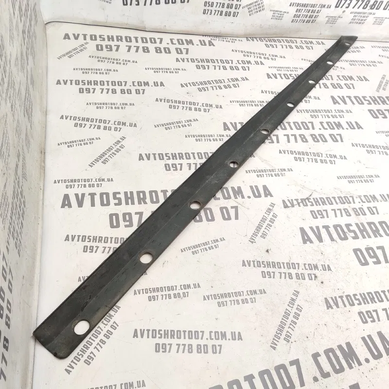 Накладка порога Toyota Auris 06-12 1.6 ліва OEM 7585202091