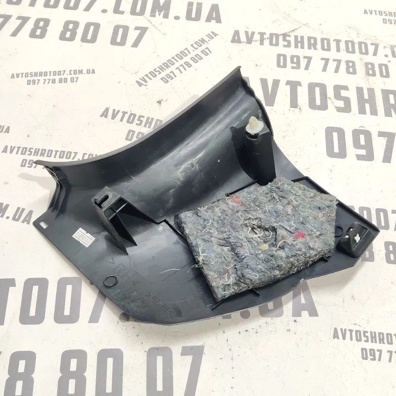 Накладка салону Toyota Auris (06-12) 1.6 Бенз передня права