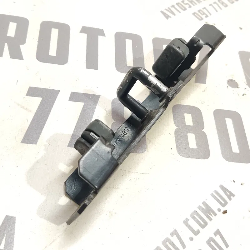 Петля кришки багажника Volvo V50 (04-12) 2.0 Diesel задня