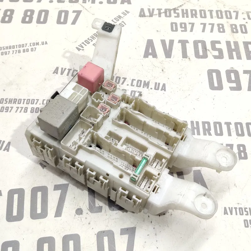 Блок запобіжників Toyota Auris (06-12) 1.6 Бенз 8273002150a