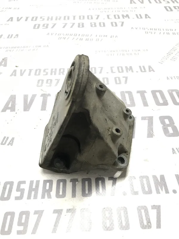 Кронштейн двигуна VW Passat B5+ (00-05) 1.9D OEM 8D0399114AH