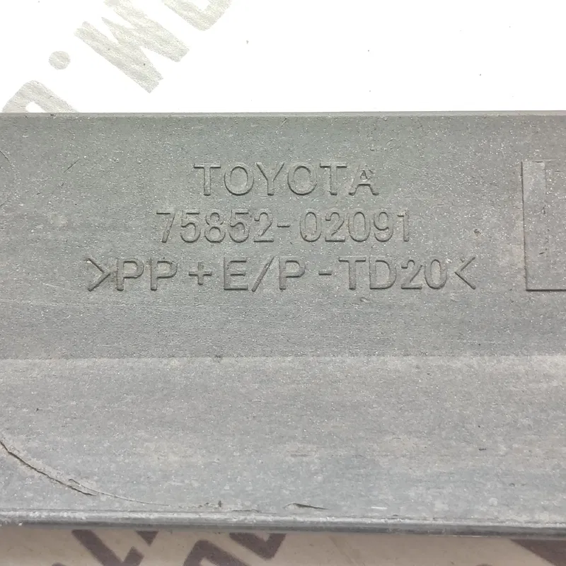 Накладка порога Toyota Auris 06-12 1.6 ліва OEM 7585202091