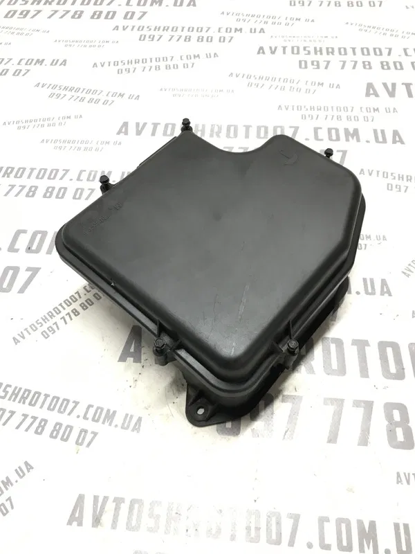 Корпус блока запобіжників VW Passat B5+ (00-05) 1.9 TDI ліва