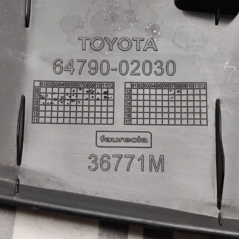 Пластик багажника Toyota Auris 06-12 1.6 верх OEM 6479002030