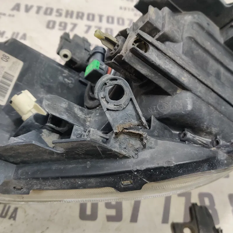 Фара Toyota Auris (06-12) 1.6 передня права OEM 8113002470