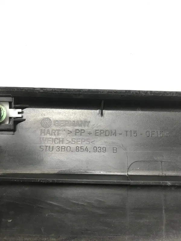 Накладка VW Passat B5+ (00-05) 1.9D пер. ліва OEM 3B0854939B