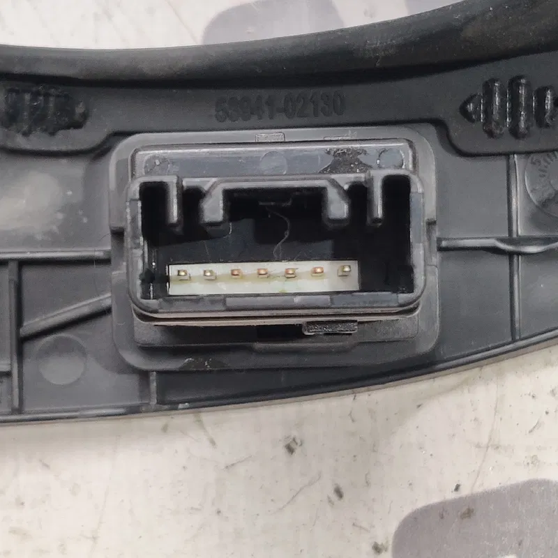 Накладка салону Toyota Auris 06-12 1.6 Бензин OEM 5891702130