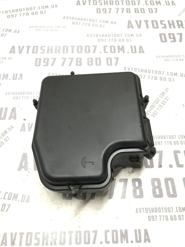 Корпус блока запобіжників VW Passat B5+ (00-05) 1.9 TDI ліва