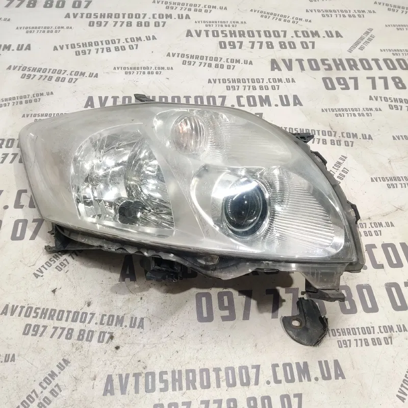 Фара Toyota Auris (06-12) 1.6 передня права OEM 8113002470