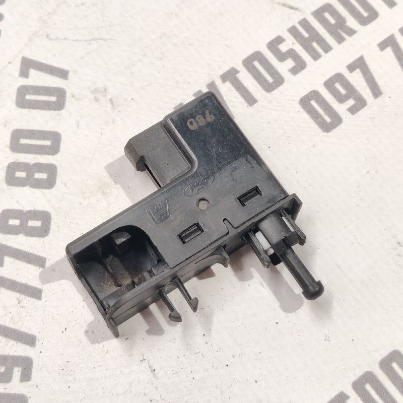 Кнопка бардачка Ford Focus MK2 (04-11) 1.6D 1S4113B748AD