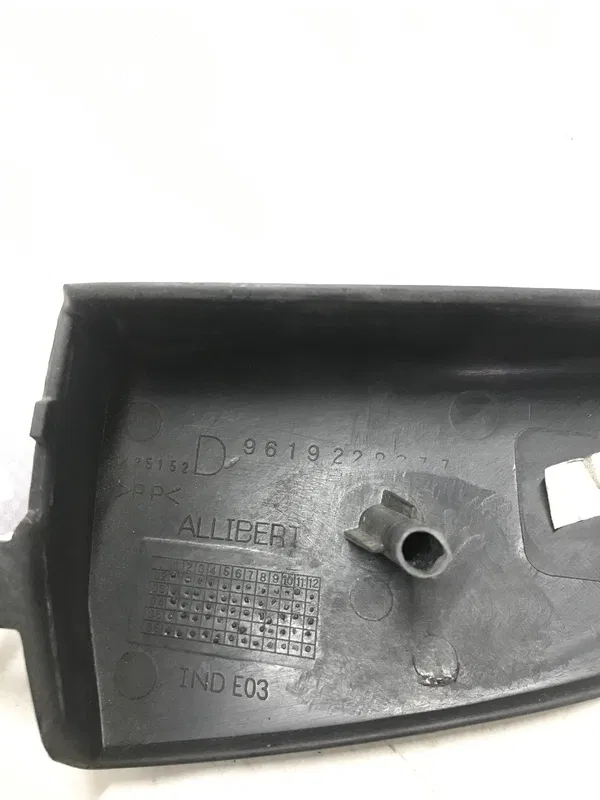 Накладка салону передня права Citroen Berlingo 1 96-08 1.6D