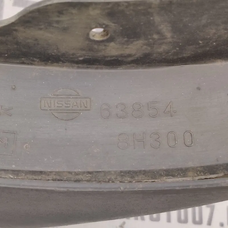 Бризговик передній правий Nissan X-Trail T30 (01-07) 2.5