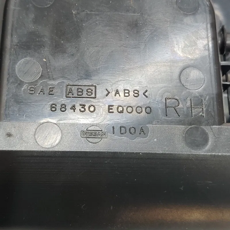 Підстаканник правий Nissan X-Trail T30 01-07 2.5 68430EQ000