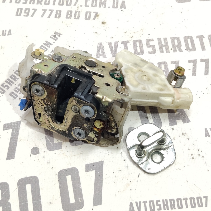 Замок дверей пер. лівий Nissan X-Trail T30 01-07 2.5 бенз
