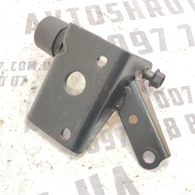 Кронштейн подушки двигуна Toyota Avensis T25 (03-08) 2.0D