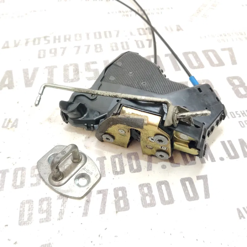 Замок дверей пер. правий Toyota Avensis T25 (03-09) 2.0D