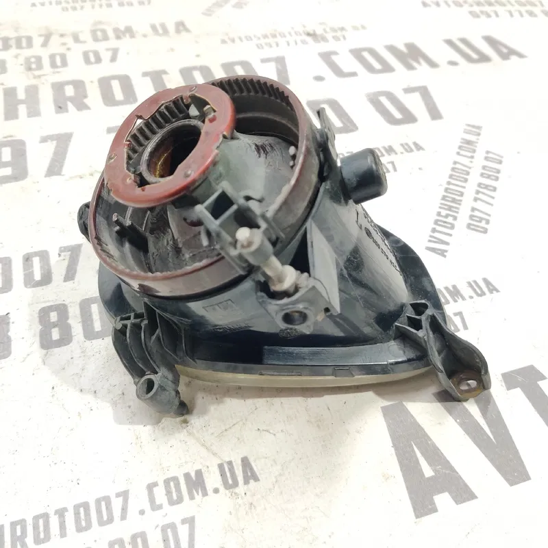 Ліва ПТФ Toyota Avensis T25 (03-08) 2.0D 8122005060