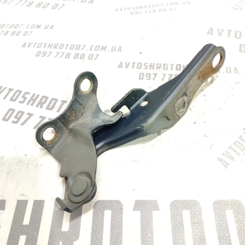 Петля капоту ліва Toyota Avensis T25 (03-08) 2.0D