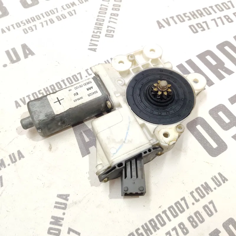 Мотор склопідіймача зад.правий Toyota Avensis T25 03-08 2.0D