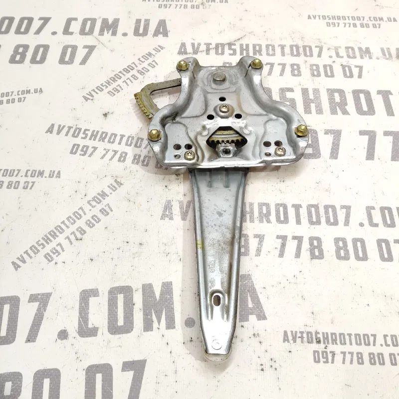 Склопідіймач задній правий Toyota Avensis T25 (03-09) 2.0D