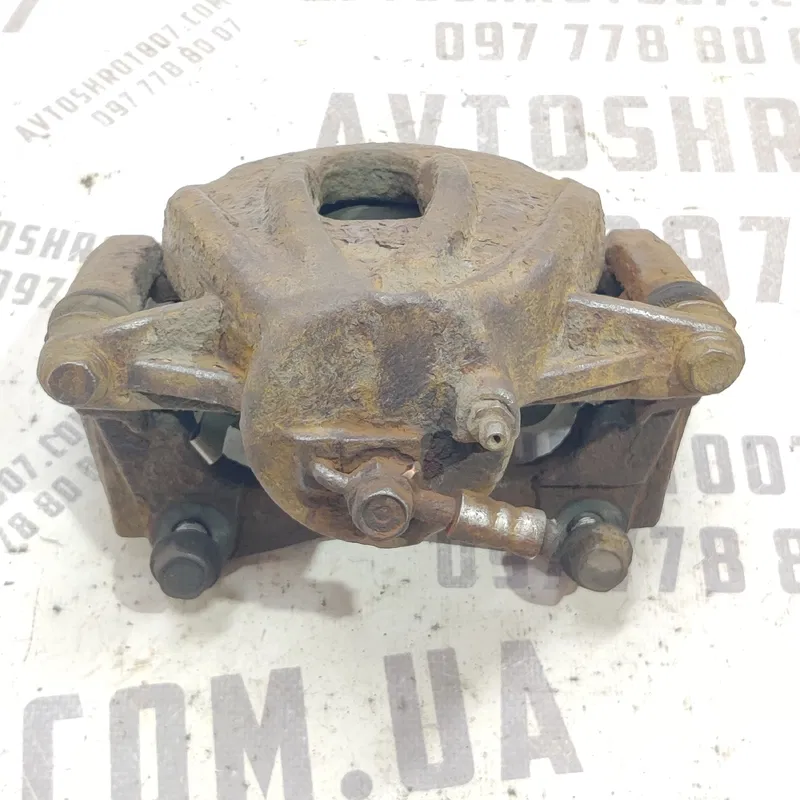 Супорт передній правий Toyota Avensis T25 (03-08) 2.0D