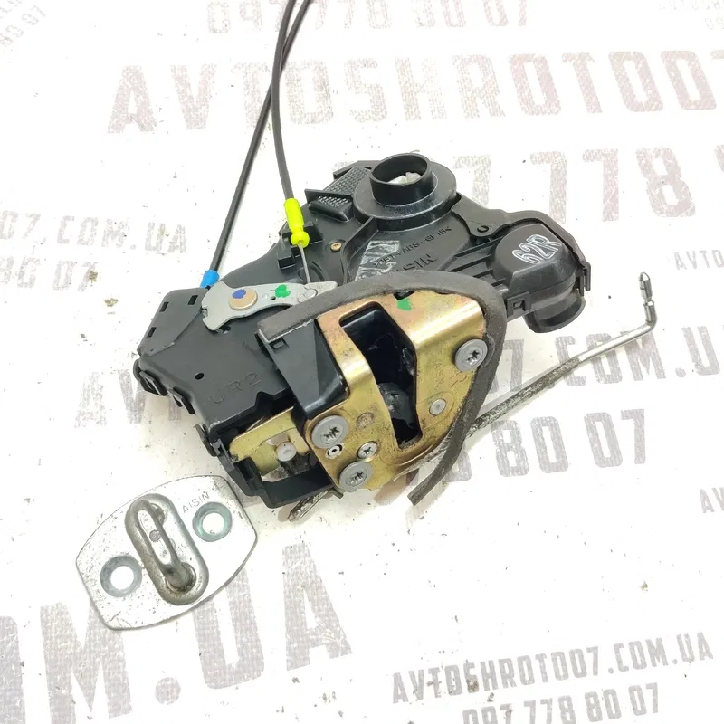 Замок дверей пер. правий Toyota Avensis T25 (03-09) 2.0D