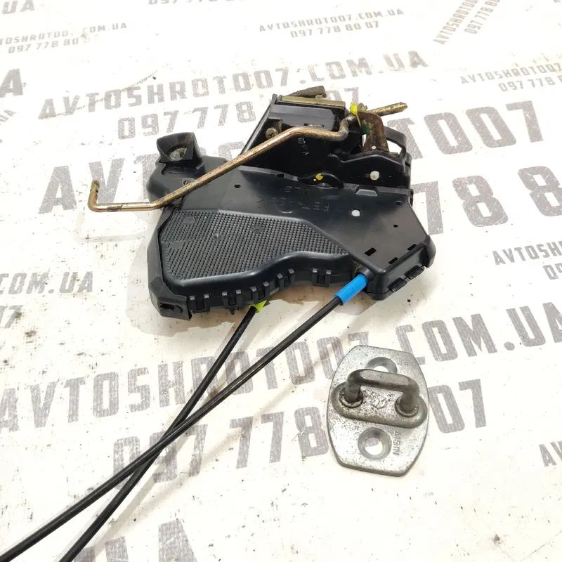 Замок дверей передній лівий Toyota Avensis T25 (03-08) 2.0D