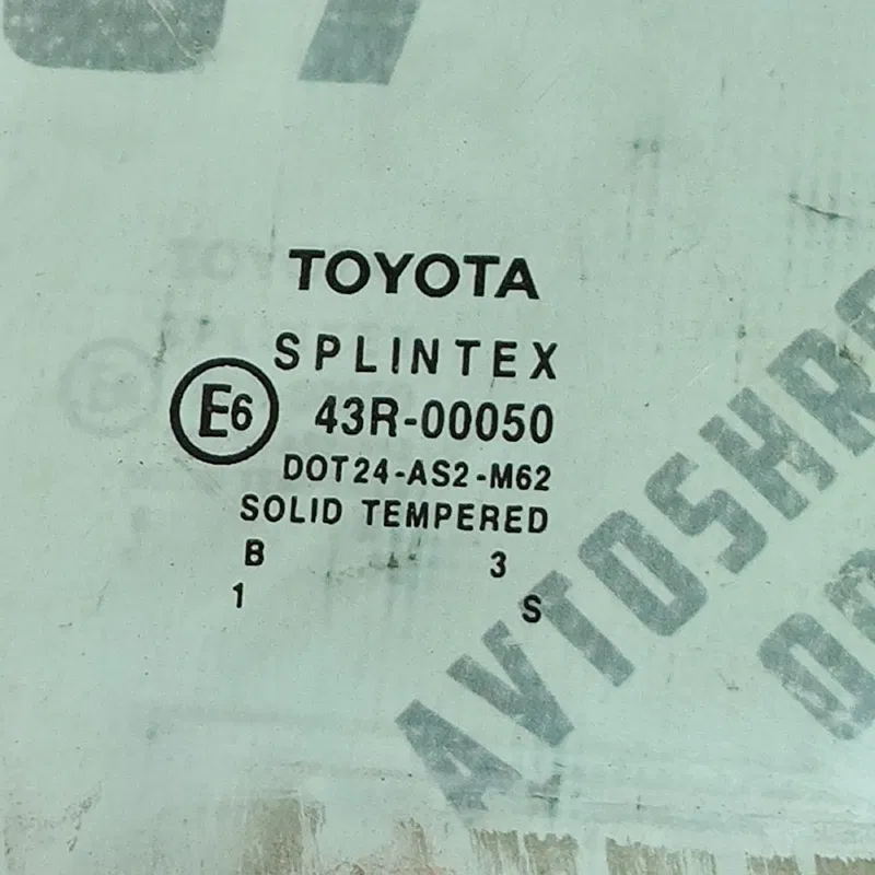 Скло дверей переднє праве Toyota Avensis T25 (03-08) 2.0D