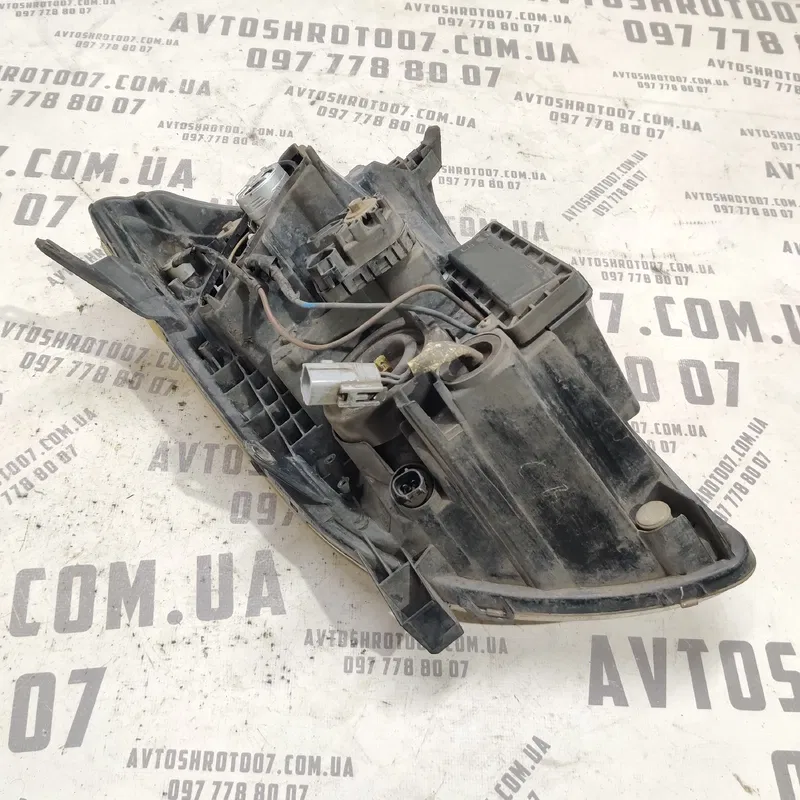 Фара передня права Toyota Avensis T25 (03-08) 2.0D