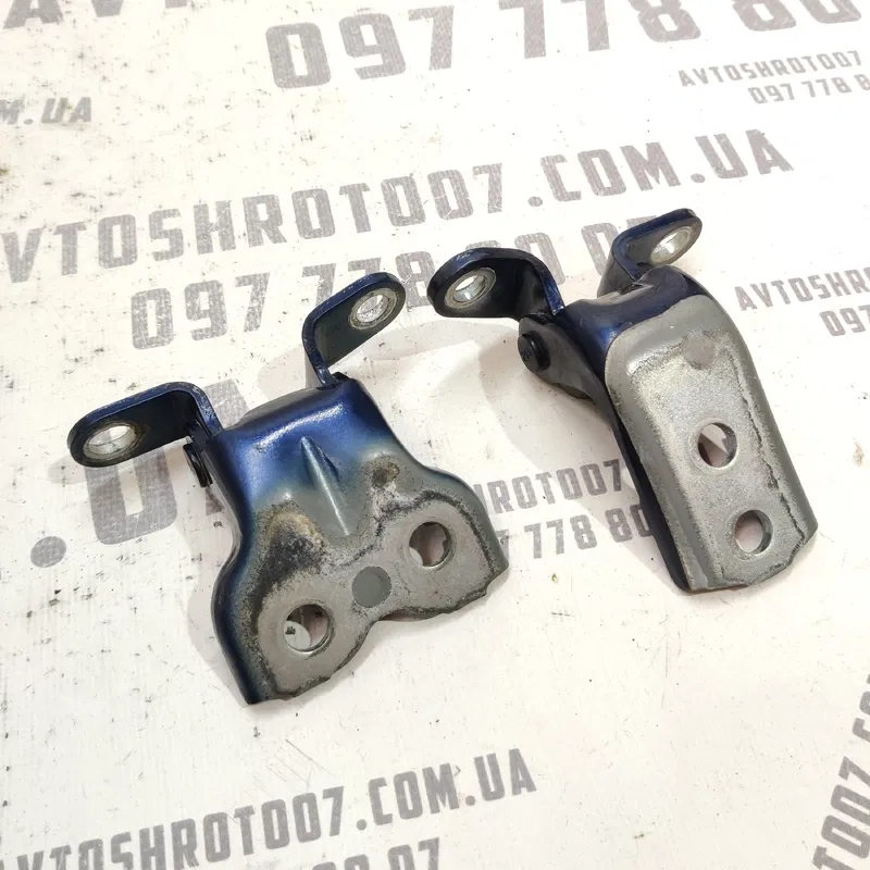 Дверна завіса передня права Toyota Avensis T25 (03-08) 2.0D