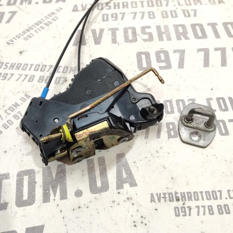 Замок дверей передній лівий Toyota Avensis T25 (03-08) 2.0D