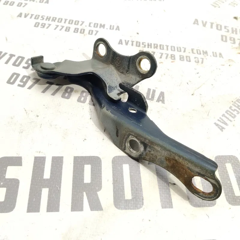 Петля капоту ліва Toyota Avensis T25 (03-08) 2.0D