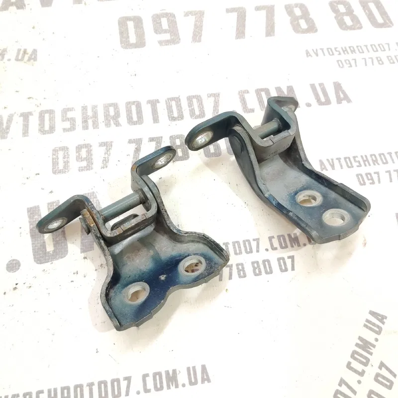 Дверна завіса передня права Toyota Avensis T25 (03-08) 2.0D
