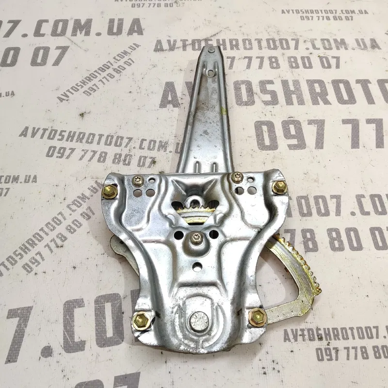 Склопідіймач задній правий Toyota Avensis T25 (03-09) 2.0D