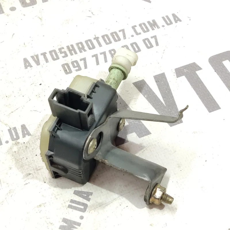 Замок лючка бака Toyota Avensis T25 (03-08) 2.0D 7703005010