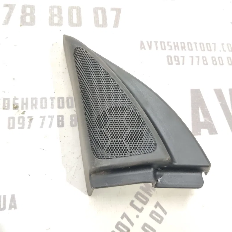 Накладка салону передня ліва Toyota Avensis T25 03-08 2.0D