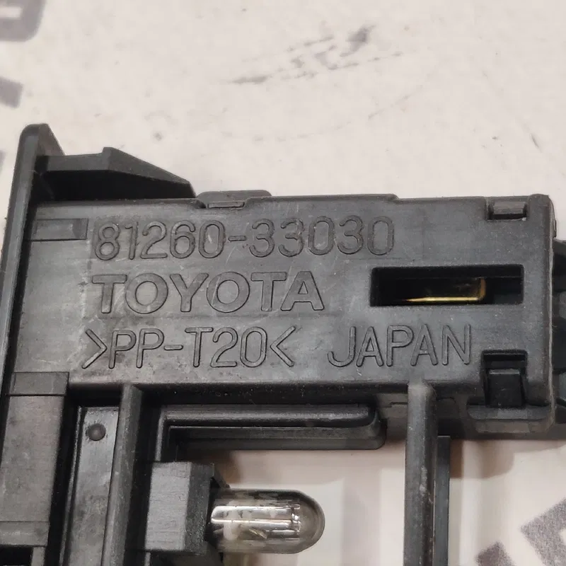Ліхтар салону Toyota Avensis T25 (03-08) 2.0D 8126033030