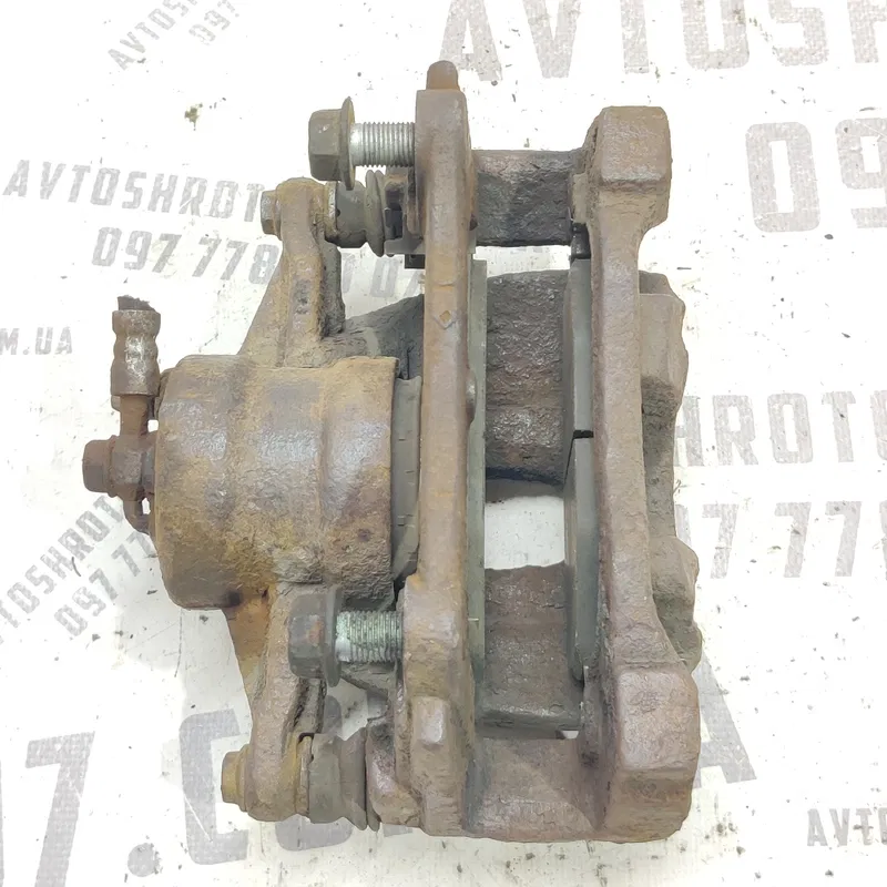 Супорт передній правий Toyota Avensis T25 (03-08) 2.0D
