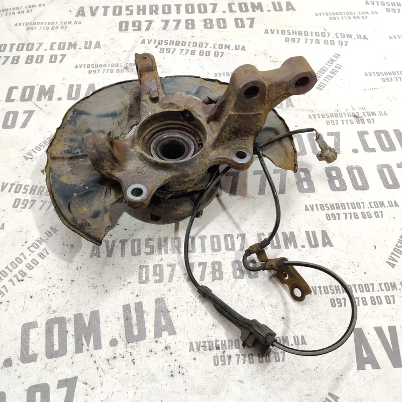 Цапфа передня ліва Toyota Avensis T25 (03-08) 2.0D