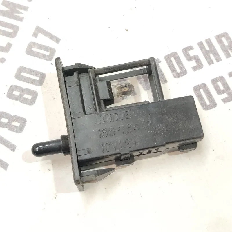 Ліхтар салону Toyota Avensis T25 (03-08) 2.0D 8126033030