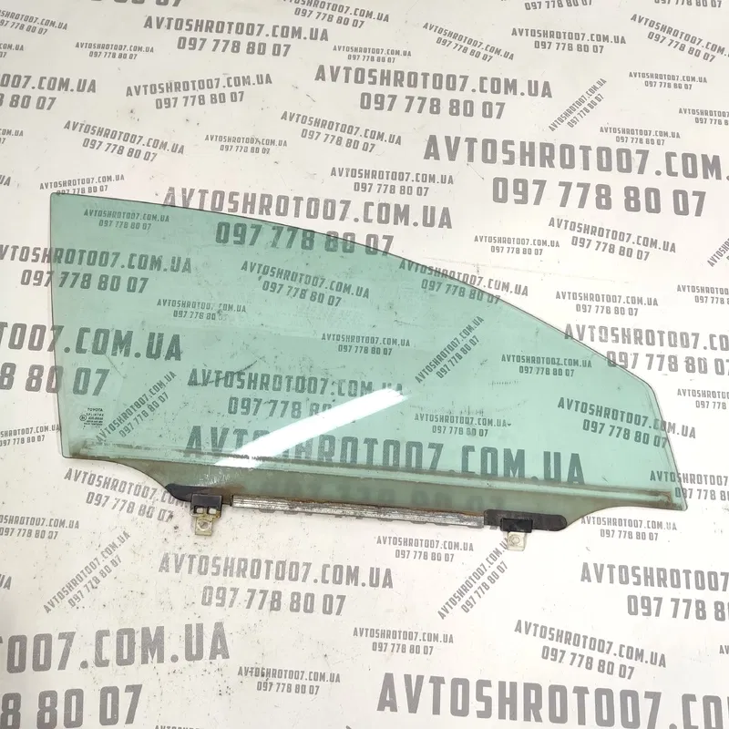 Скло дверей переднє праве Toyota Avensis T25 (03-08) 2.0D