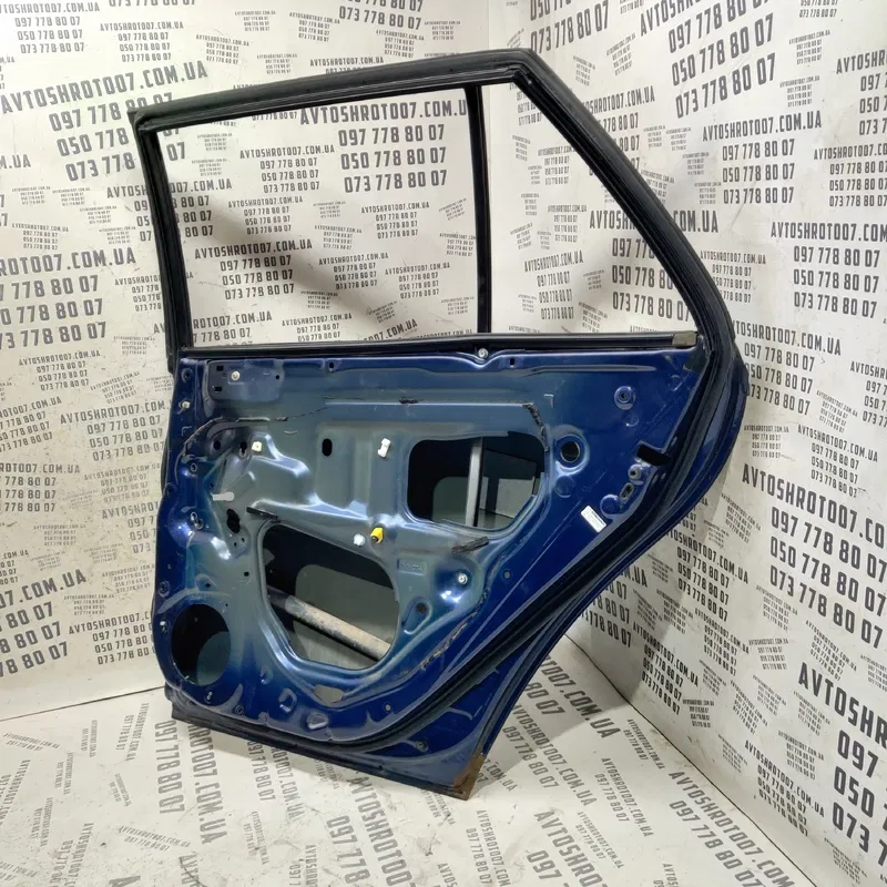 Двері задні праві Toyota Avensis T25 (03-08) 2.0D