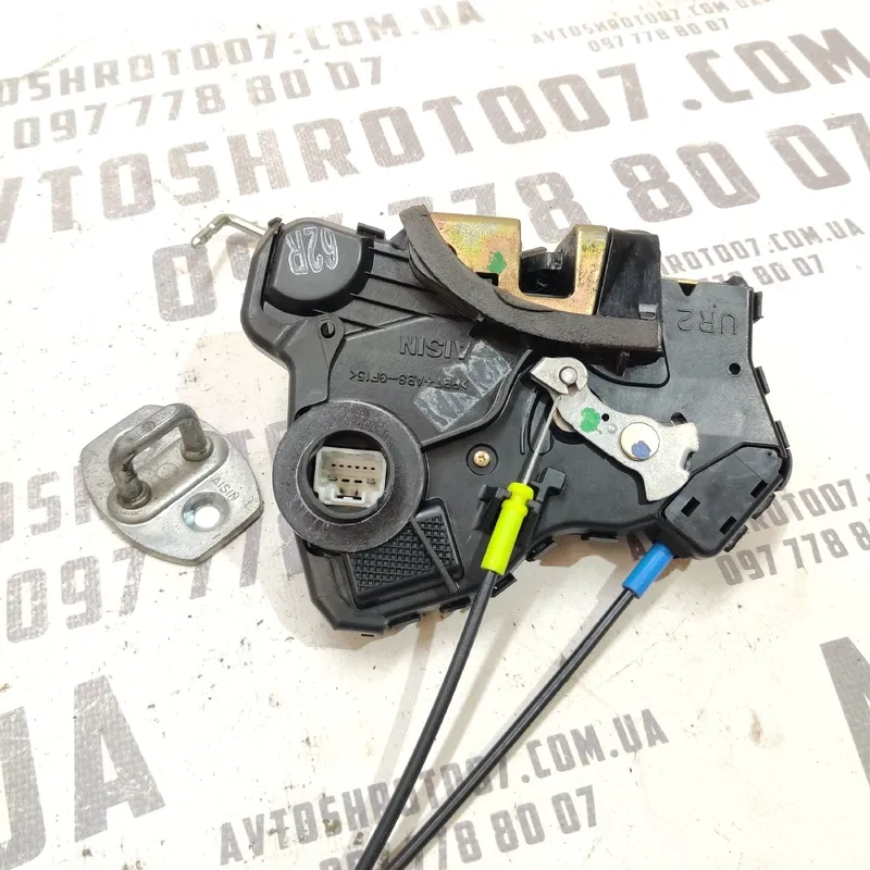 Замок дверей пер. правий Toyota Avensis T25 (03-09) 2.0D