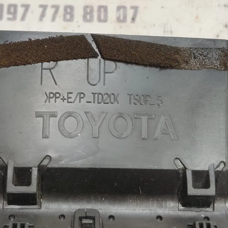 Дефлектор обдуву правий Toyota Avensis T25 (03-09) 2.0D