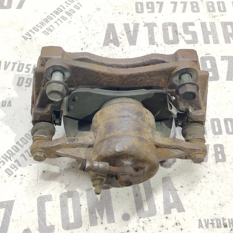 Супорт передній правий Toyota Avensis T25 (03-08) 2.0D